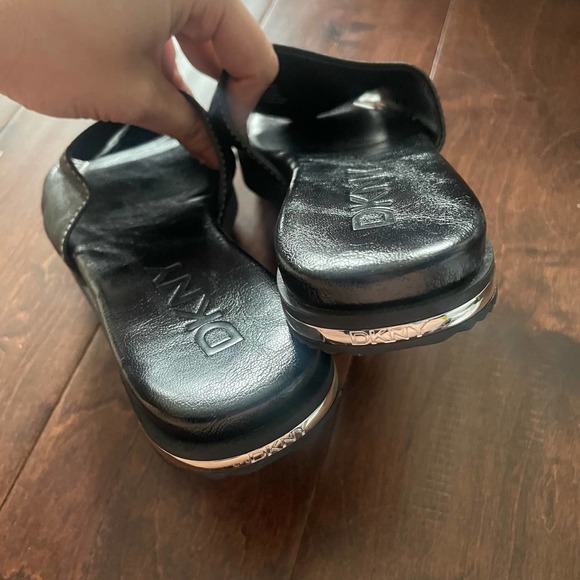 New DKNY Baby Black Embossed Signature Leather Slides sandals size 8.5 - Picture 4 of 6
